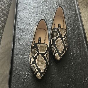 Nine West Black and Cream Snake Skin Loafers